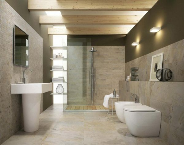 V kombinaci osvětlení prostorná koupelna kombinovaná: vestavěný LED panelu stropu a stěn v kombinaci s nástěnných svítidel.
