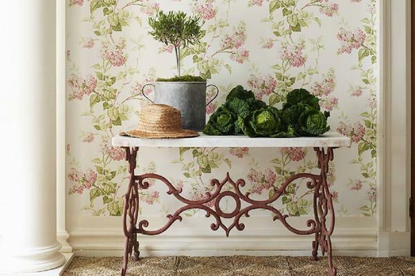 Gambar bunga di wallpaper - atribut gaya Inggris yang khas dan modis