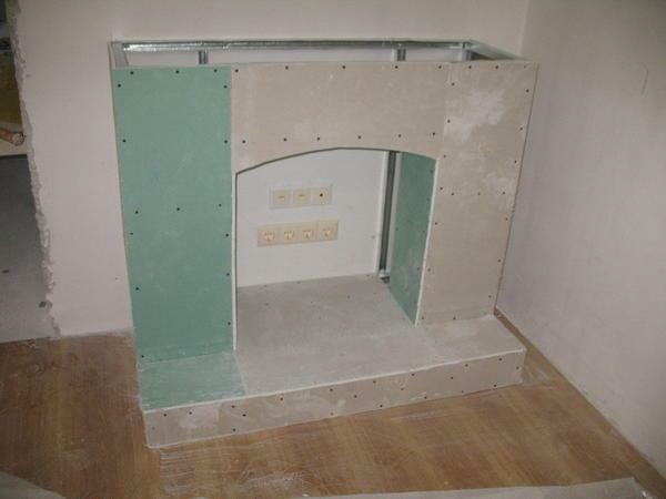 Chimenea con las manos de placas de yeso: la foto de cómo hacer el dibujo, instrucciones paso a paso, marco de chimenea artificial en el apartamento