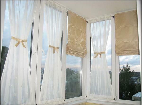 As cortinas no balcão Photo: cornijas romanos à loggia, como fazer suas próprias mãos