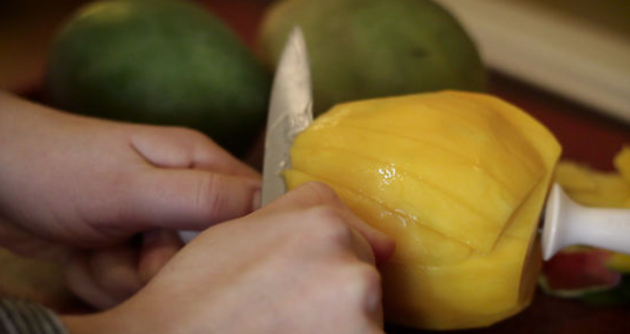 Hur man klipper mango för att skala den från en sten och skal och hur man klipper den ordentligt efter skalning