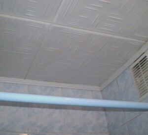 Finitura dei pannelli in schiuma soffitto