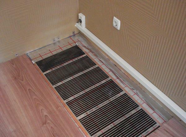Před položením podlahové vytápění se doporučuje vyrovnat základ