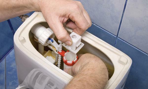 Si le réservoir de toilette coule du fond, il est nécessaire de remplacer le siphon à membrane