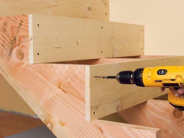 Do montażu schodów drewnianych, należy kupić śrubokręt, śruby, poziomu i inne narzędzia