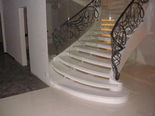 Du kan dekorere den indvendige trappe lavet af kunststen