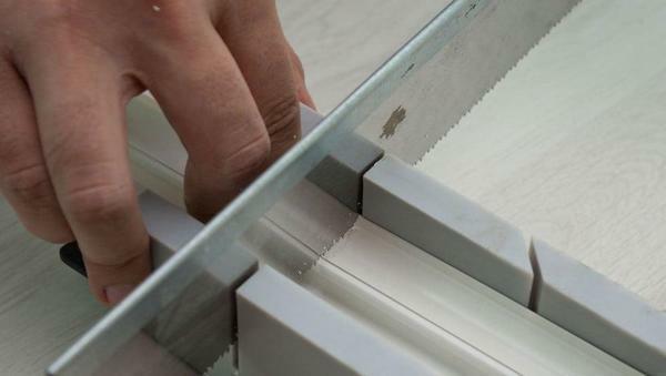 The central part of the ceiling skirting is cut at a right angle