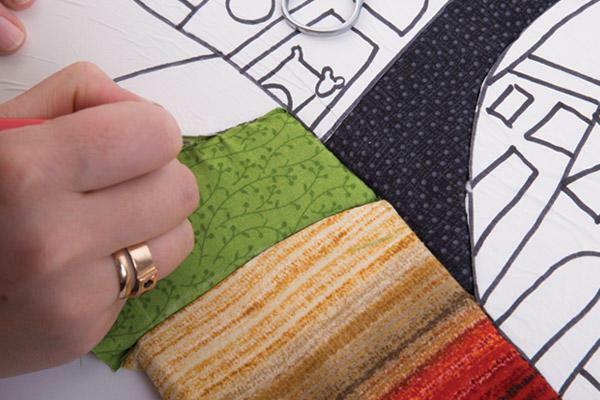 Če želite ustvariti sliko v tehniki patchwork je treba pripraviti skico, in na podlagi njega izrežemo želene barve tkanine lopute