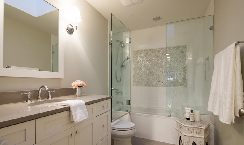 Glass függöny a fürdőszobában: a megbízható és praktikus védelem