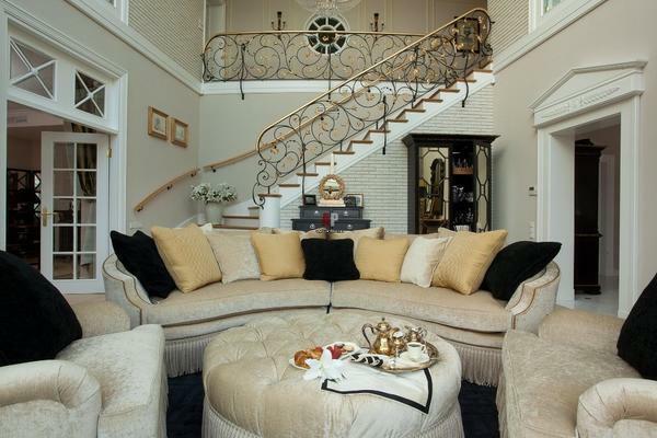 tangga yang indah dalam gaya klasik akan membuat ruang interior yang indah