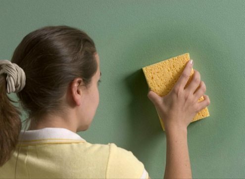 Geschilderde muren kan vaak worden gereinigd met een vochtige doek of wassen