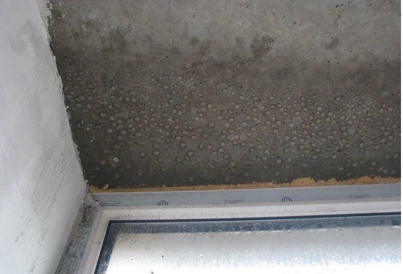 Kondenzacija na balkonu nakon zagrijavanja: kako da biste dobili osloboditi od plijesni, što učiniti i kako se boriti, ostakljena strop