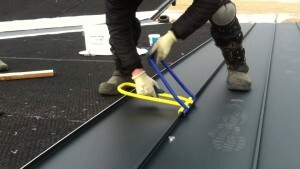 Reparatur von verzinkten Bedachung - Rollfalz Dachrahmen
