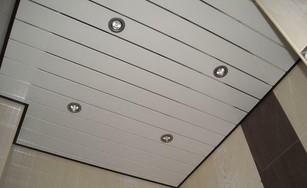 panneau de PVC - bonne option finition du plafond à un prix abordable
