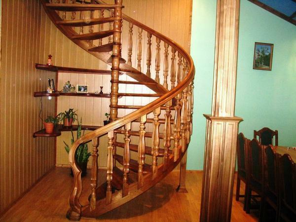 Padaryti interjerą originalus ir įdomus padės Jums stilingą vertikalų laiptais, pagaminti iš medienos
