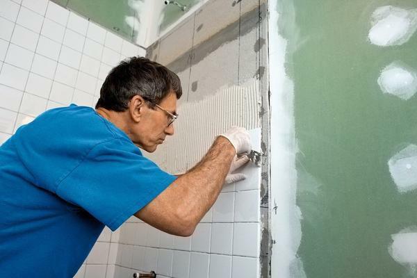 Antes de comenzar a instalar los azulejos, primero debe hacer marcas en la pared y preparar las herramientas necesarias para el trabajo
