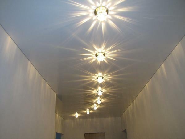 Plafond verlichting in de hal: licht in de gang, foto verlichting