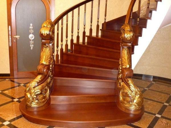 Reliéfní řezba na schodiště zábradlí přidá kultivovanosti a eleganci