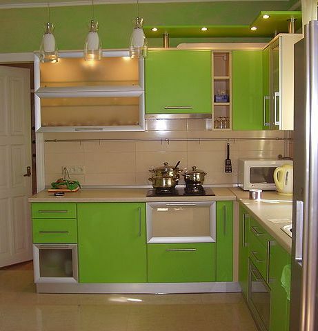 bucătărie interioară în nuanțe de verde