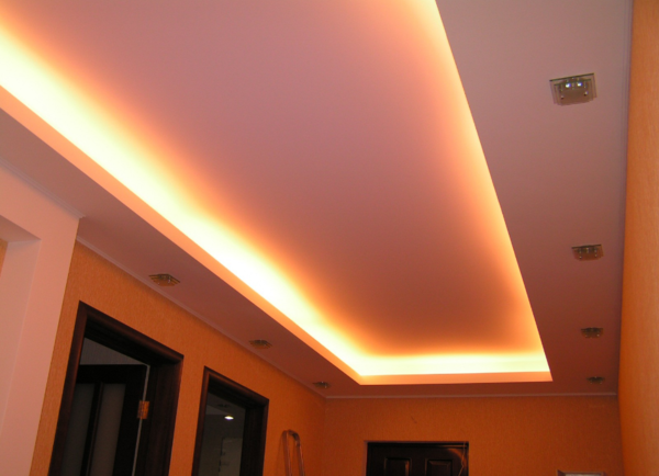 Plafond avec éclairage semble bon dans le couloir, exécuté dans un style moderne ou high-tech