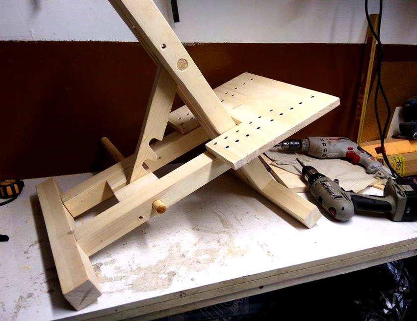 It will be easier for a beginner to make a small step ladder. 