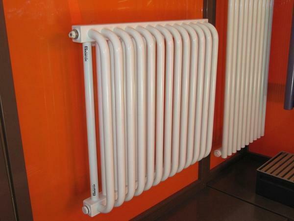 Cauruļveida tērauda radiatori ir viegli uzstādīt un ir pieejami par maksu