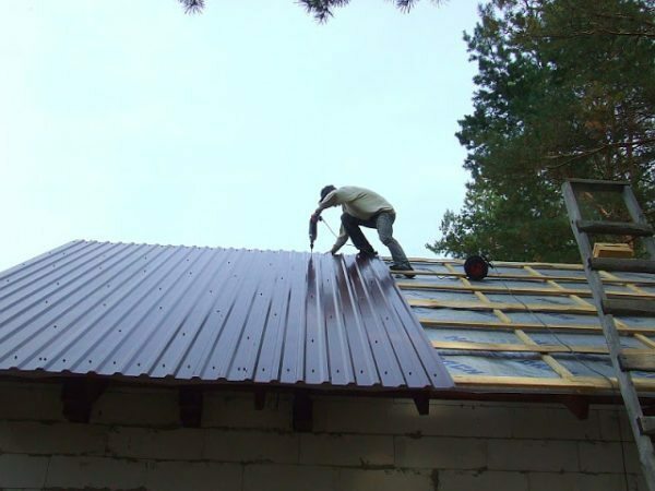 How to cover the roof with his hands Decking: assembly instructions, videos and photos