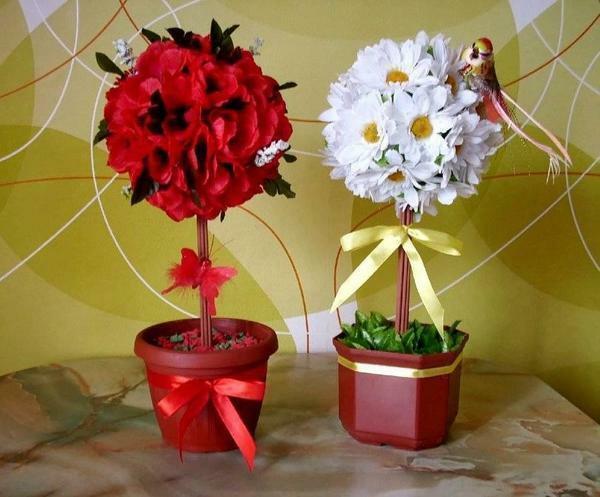 Bij de vervaardiging van Topiary Kies bloemen voor uw smaak, belangrijk om niet te overdrijven met het bedrag dat de samenstelling niet te dik uitzag