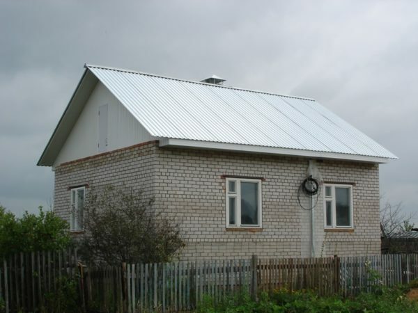 Dach jest wykonany z tektury bez powłoki najmniej trwały polimer