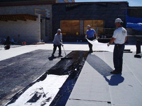 Behandlet støpeasfalt taket skal være dekket med vanntetting roll