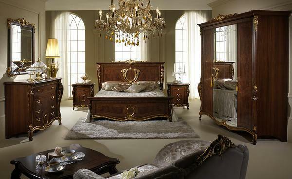 Medzi hlavné atribúty talianskeho spálni by malo byť poznamenané, šatníková skriňa s veľkým zrkadlom