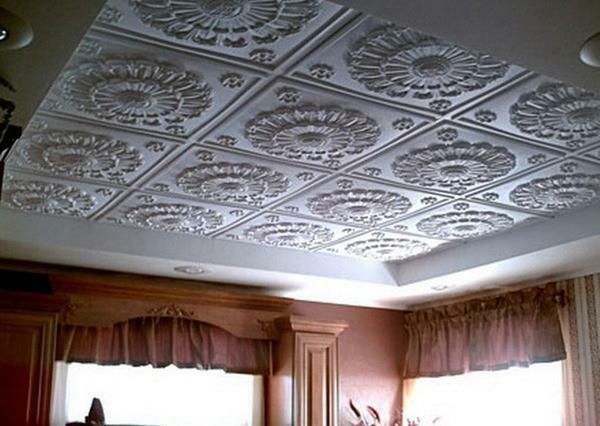 plafonds sans soudure: tuiles, panneaux photo et le format de mousse que vous pouvez décorer la maison comme le collage PVC