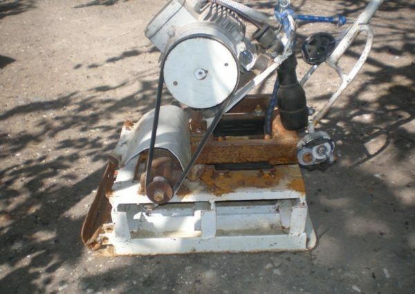 Zelfgemaakte vibrerende plaat van motorploeg - wordt genomen van de oude motoreenheid en frame waarop het is bevestigd