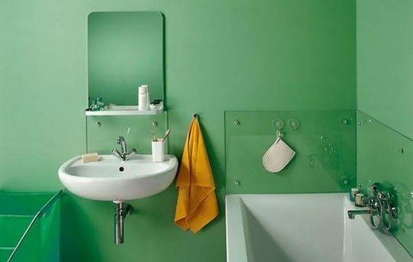Målade väggar i badrummet kan vara av vilken färg eller nyans som passar din smak