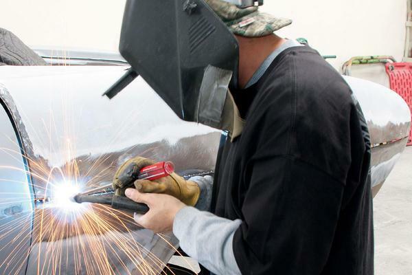 Pri zváraní kovov nutné použiť ochrannú masku
