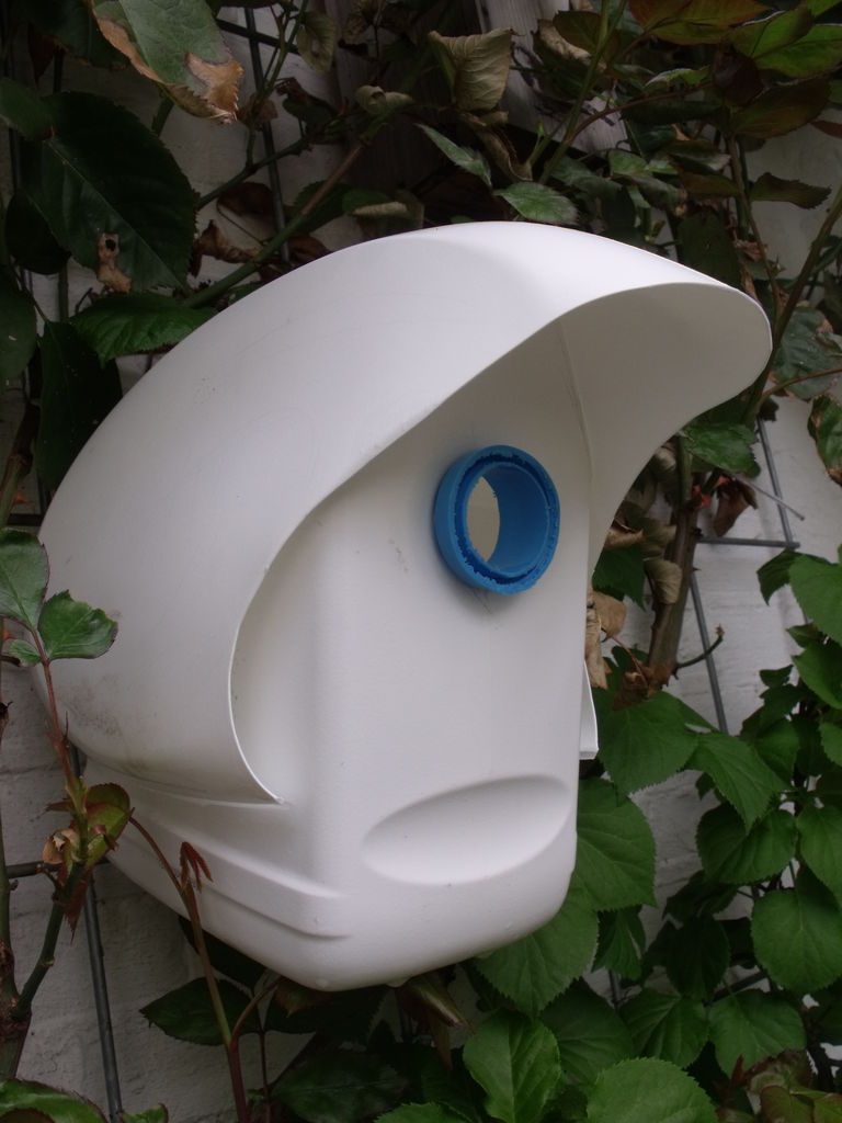 Birdhouse je vyroben z plastového kanystru