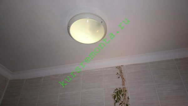 Lampa s uzavřeném pouzdře umožňuje použít záchod všechny žárovky ve vlhkém prostředí.