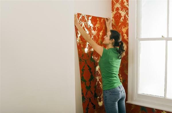 Hal ini mudah untuk mulai menggantung wallpaper dari jendela, pintu atau sudut. Mereka digunakan sebagai garis vertikal