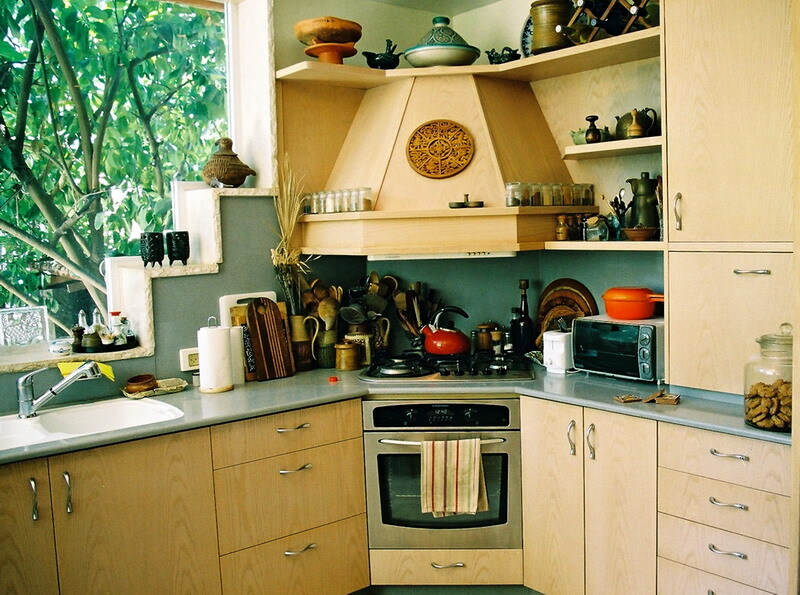 Mutfak 8 metrekare: bitkilerle bitmiş odası tasarımı için basit örnekler ve seçenekler