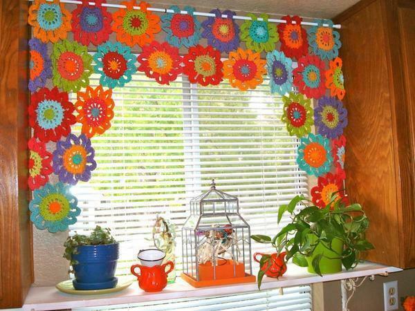 Strikket gardiner i stil med patchwork kan diversifisere utformingen av kjøkkenvinduet