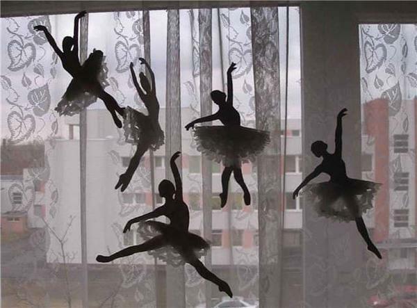Ballerina mural akan terlihat tepat di setiap ruangan
