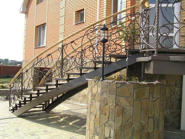 Přední schodiště v domě, vyrobené z kovu, mají dlouhou životnost a spolehlivost