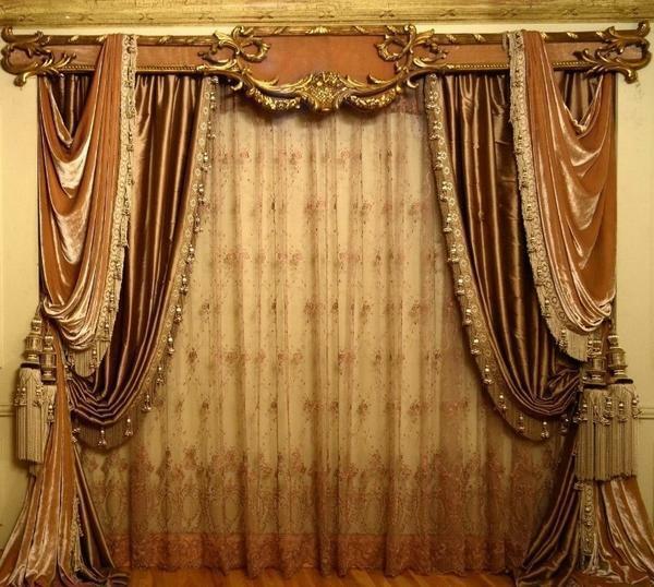 rideaux de la chambre classique créent une ambiance chaleureuse
