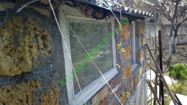 Strešna - enkratna stekla v lesene okvirje, ki se vstavijo v lumen zidu.