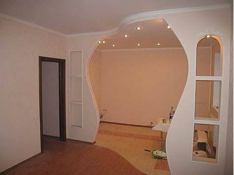 Za ljubitelje bolj zahtevnih in kompleksnih modelov, in obstajajo podobni mavčne predelne stene - med hodnik in dnevno sobo