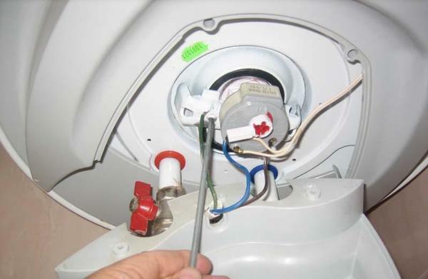 För att ta bort värmeelementet i varmvattenberedaren "Ariston", först måste man lossa remmen, som är knuten till endast en mutter