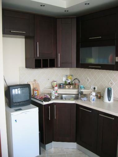 Interieur van een kleine keuken in het appartement