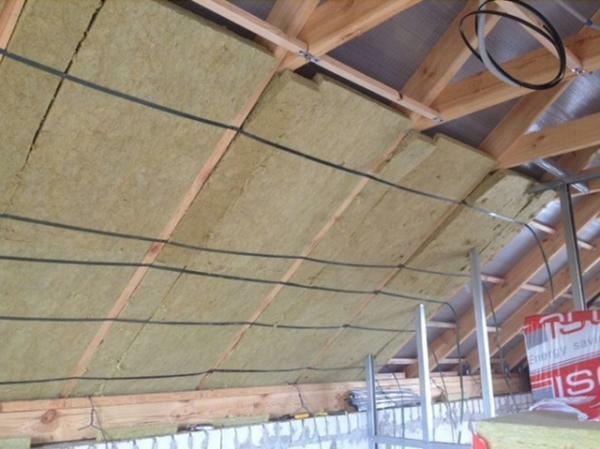 To insulate the ceiling between the rafters, you need to purchase a heater, which is no less than the width between the beams