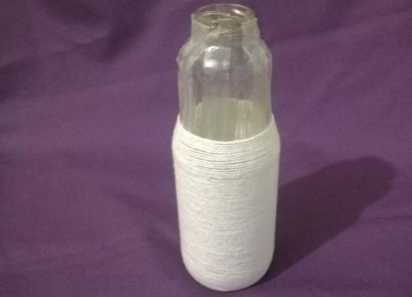 Het verfraaien van flessen met behulp van een dubbelzijdige tape komt schoner en sneller dan het gebruik van lijmen