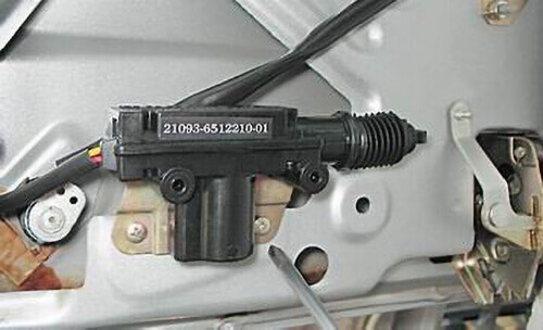 Servodrev (aktuator) til dørlåse på en VAZ -bil